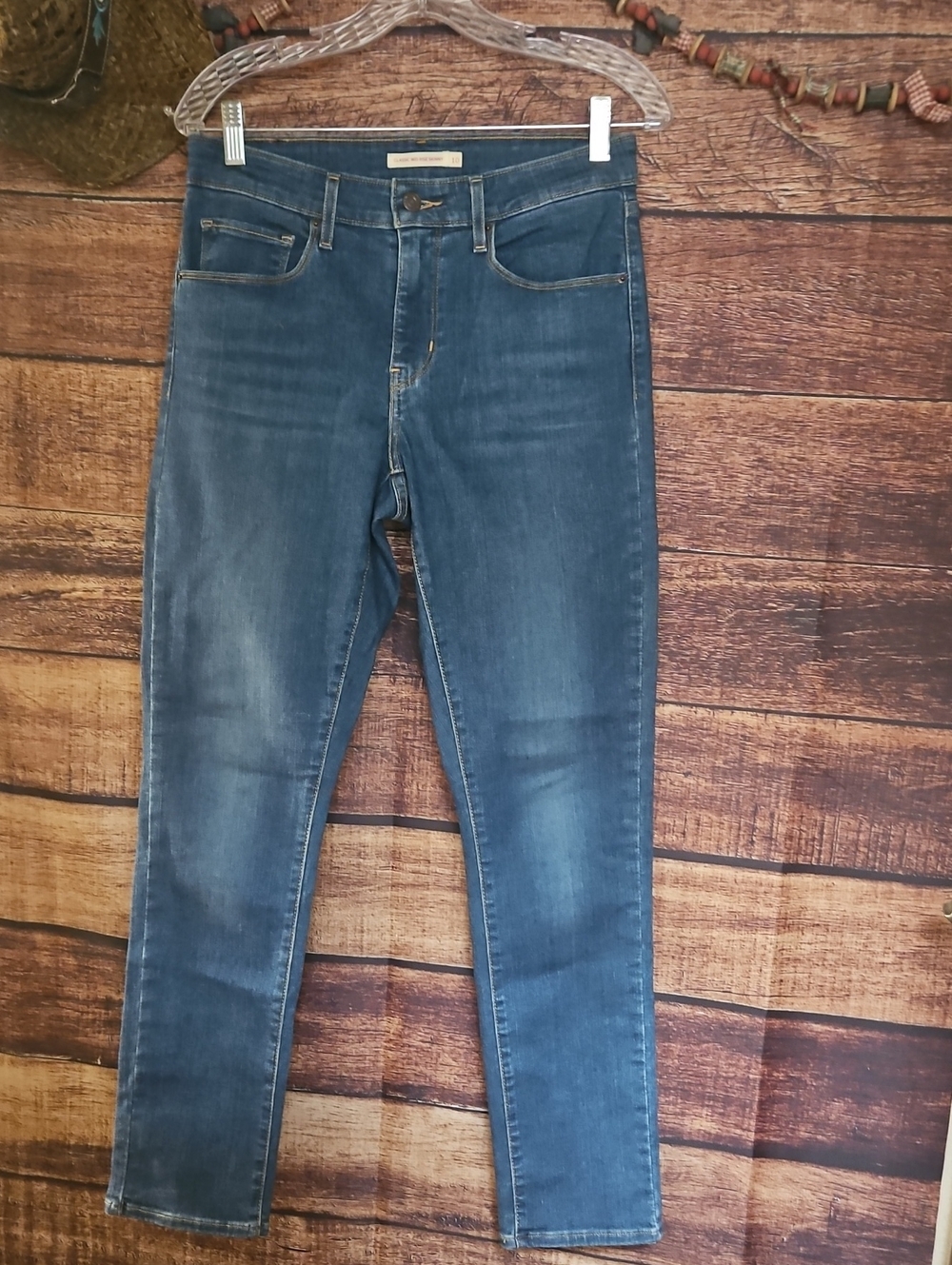 LIKE NEW CLASSIC "LEVI" DENIM JEANS. "CLASSIC MID RISE SKINNY" SZ 10